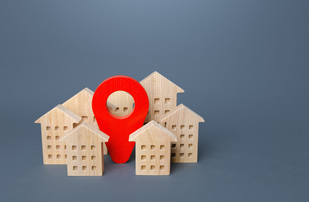 Perno di posizione rosso di attività commerciale ed edifici residenziali che indica la geolocalizzazione dell'attività commerciale e del Profilo dell'attività su Google